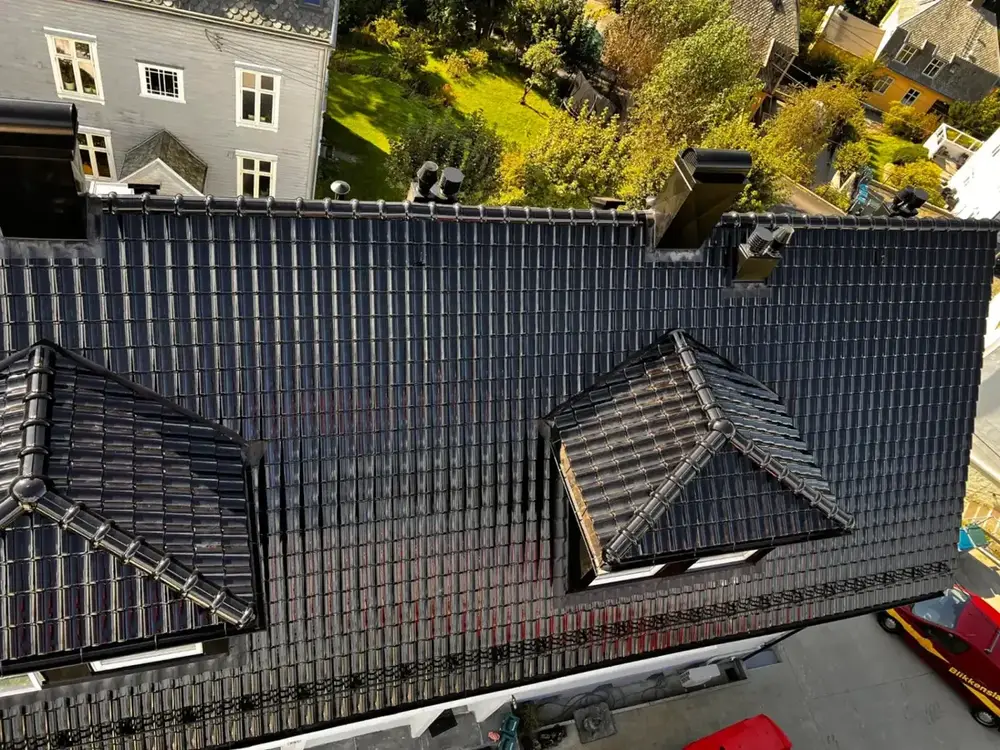 HOLLANDSK GLASSERT TAKSTEIN — Svaneviksveien